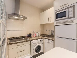 Een koelkast, een magnetron, een koffiezetapparaat/waterkoker
