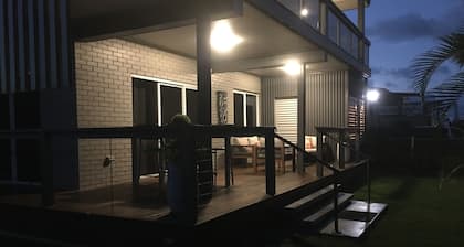 Beautiful 2 bedroom fully self contained unit with sea views and breezes