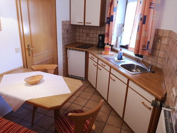 Kühlschrank, Herdplatte, Wasserkocher mit Kaffee-/Teezubehör, Toaster