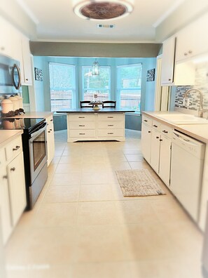 Fridge, microwave, oven, stovetop - FAIRHOPE, DAPHNE, DOWN TOWN MOBILE & BEACHES!
OWNER LOVED, MANAGED, AND CLEANED! (Daphne)