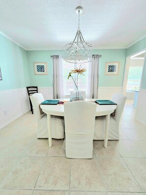 Dining - Coastal Retreat • Daphne • Near Fairhope • Hot Tub • Massage Chair• Gulf Beaches (Daphne)