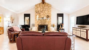 Smart TV, chimenea y libros