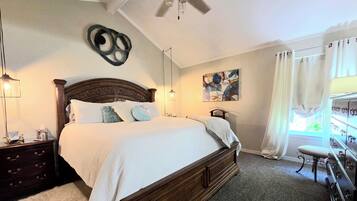 3 habitaciones, escritorio y tabla de planchar con plancha