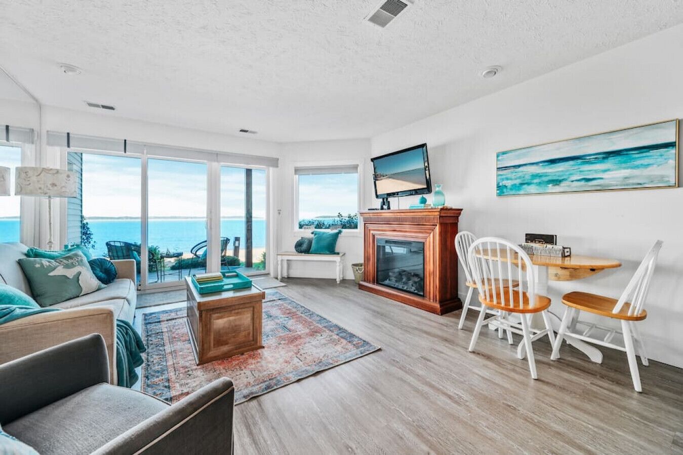 Télévision, cheminée, livres