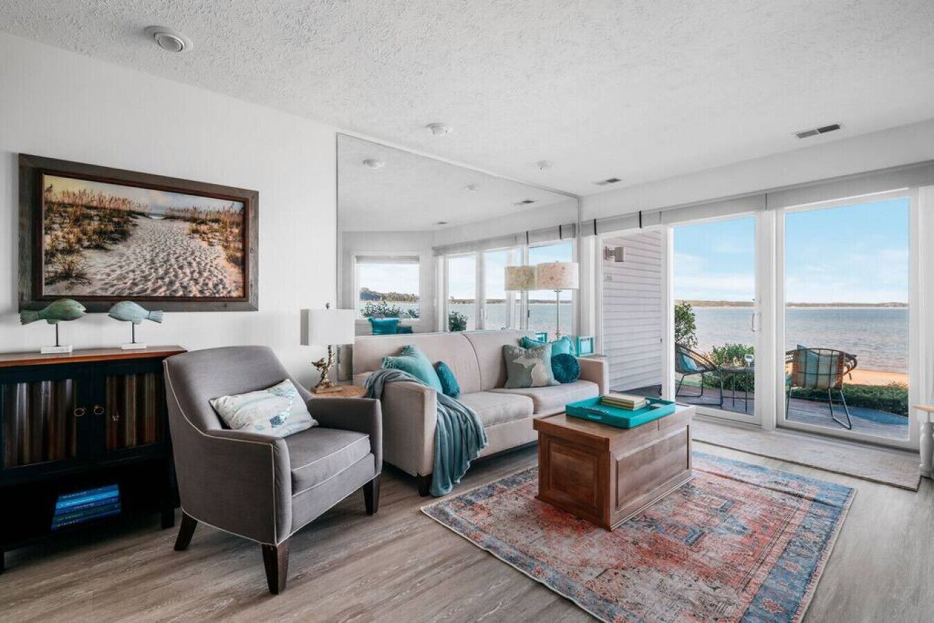 Télévision, cheminée, livres