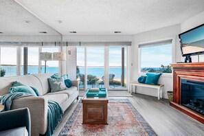 Télévision, cheminée, livres