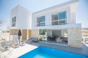 Outdoor pool, sun loungers