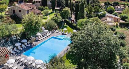 Casa Caprifoglio A: A characteristic and welcoming apartment that is part of an ancient country house surrounded by the greenery, with Free WI-FI.