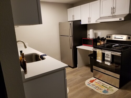 Cozy Lovely Rental Unit With Indoor Place Close to Restaurants/Mall/Fairgrounds