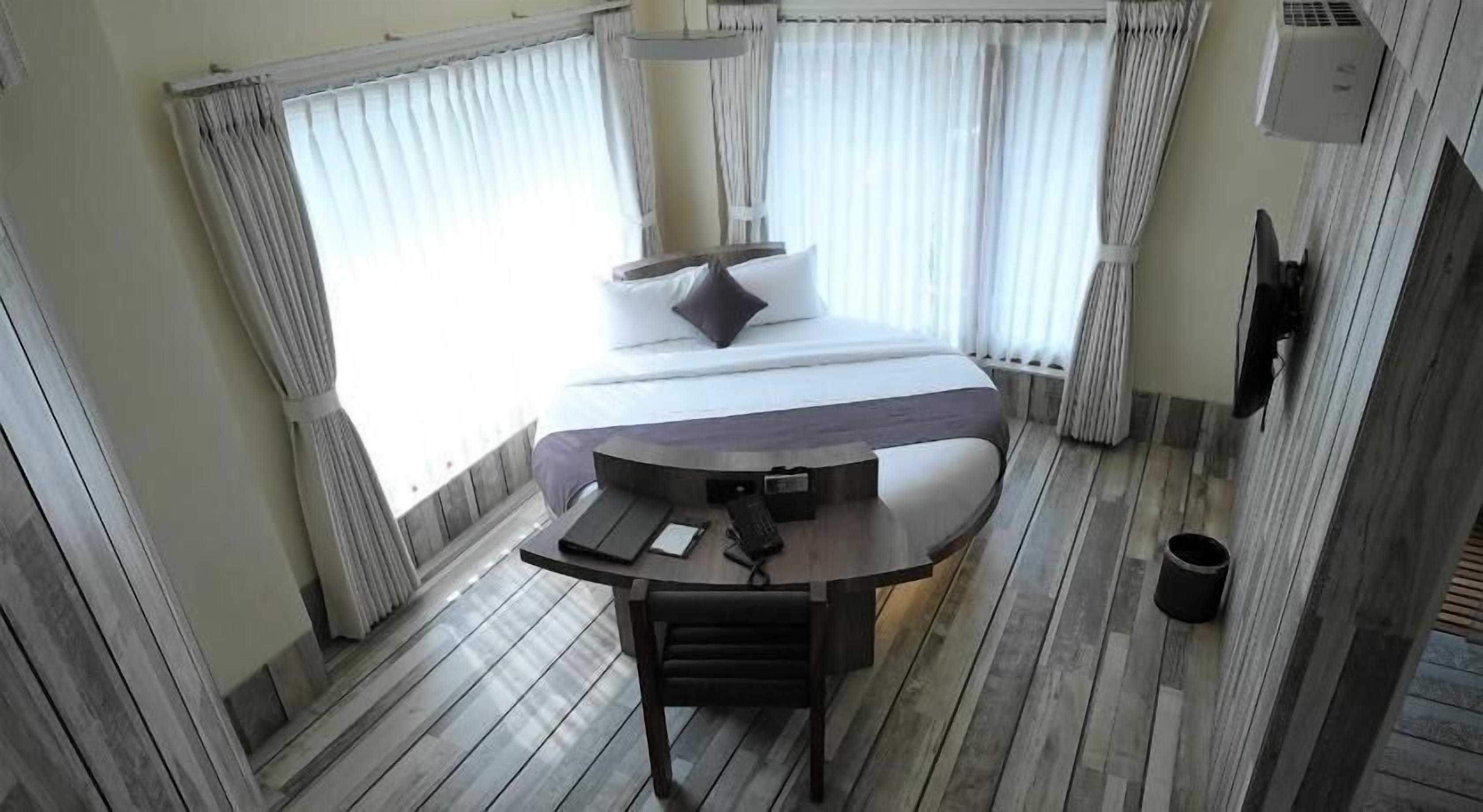 Premium bedding, in-room safe, desk, soundproofing