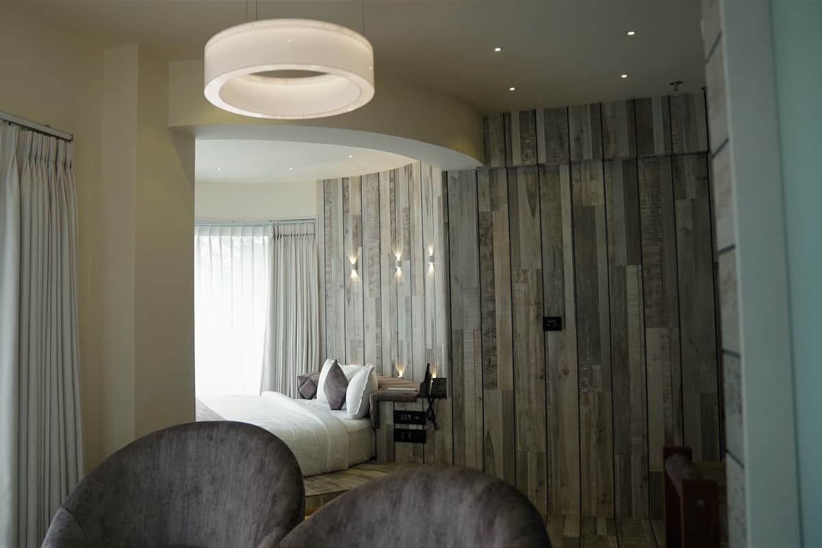 Familiekamer | Luxe beddengoed, een kluis op de kamer, een bureau, geluiddichte muren
