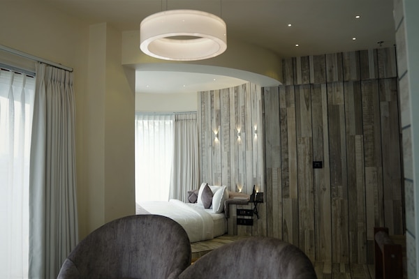 Familierom | Sengetøy av topp kvalitet, safe på rommet, skrivebord og lydisolert