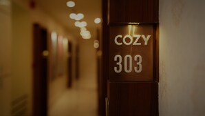 En gang med et skilt, der viser "COZY 303".