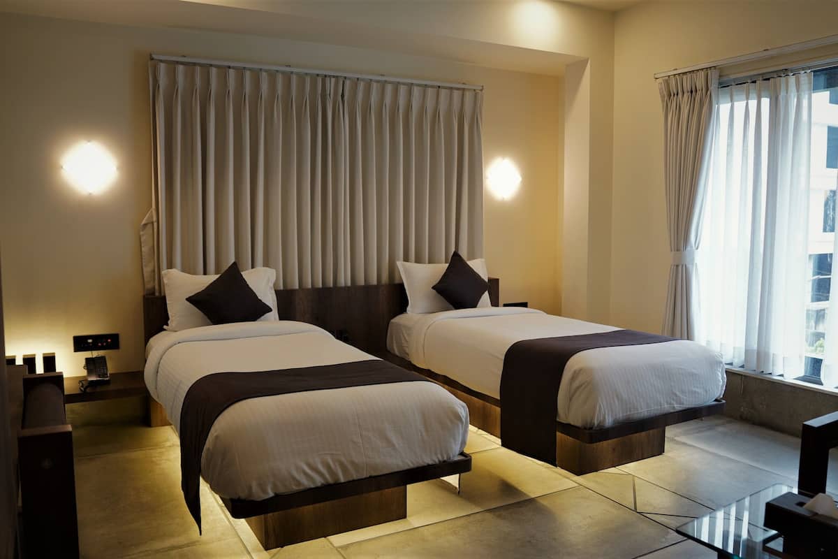 Klassieke tweepersoonskamer | Luxe beddengoed, een kluis op de kamer, een bureau, geluiddichte muren