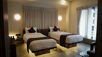 Classic Double Room | Peralatan tempat tidur premium, peti besi dalam bilik, meja