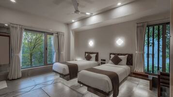 Habitación clásica doble | Ropa de cama de alta calidad, caja fuerte, escritorio