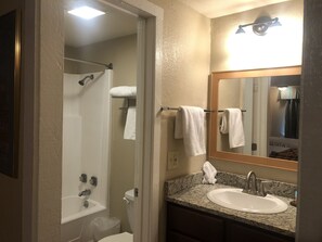 Bathtub - SLEEP - SAVE - STAY Best Value Motel (Kissimmee)