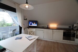 Fridge, microwave, oven, dishwasher - Ferienwohnungen Jade-blick, WH OG Rechts (Varel)