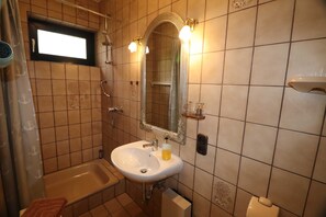 Shower, hair dryer, soap - Ferienwohnungen Jade-blick, WH EG Rechts (Varel)