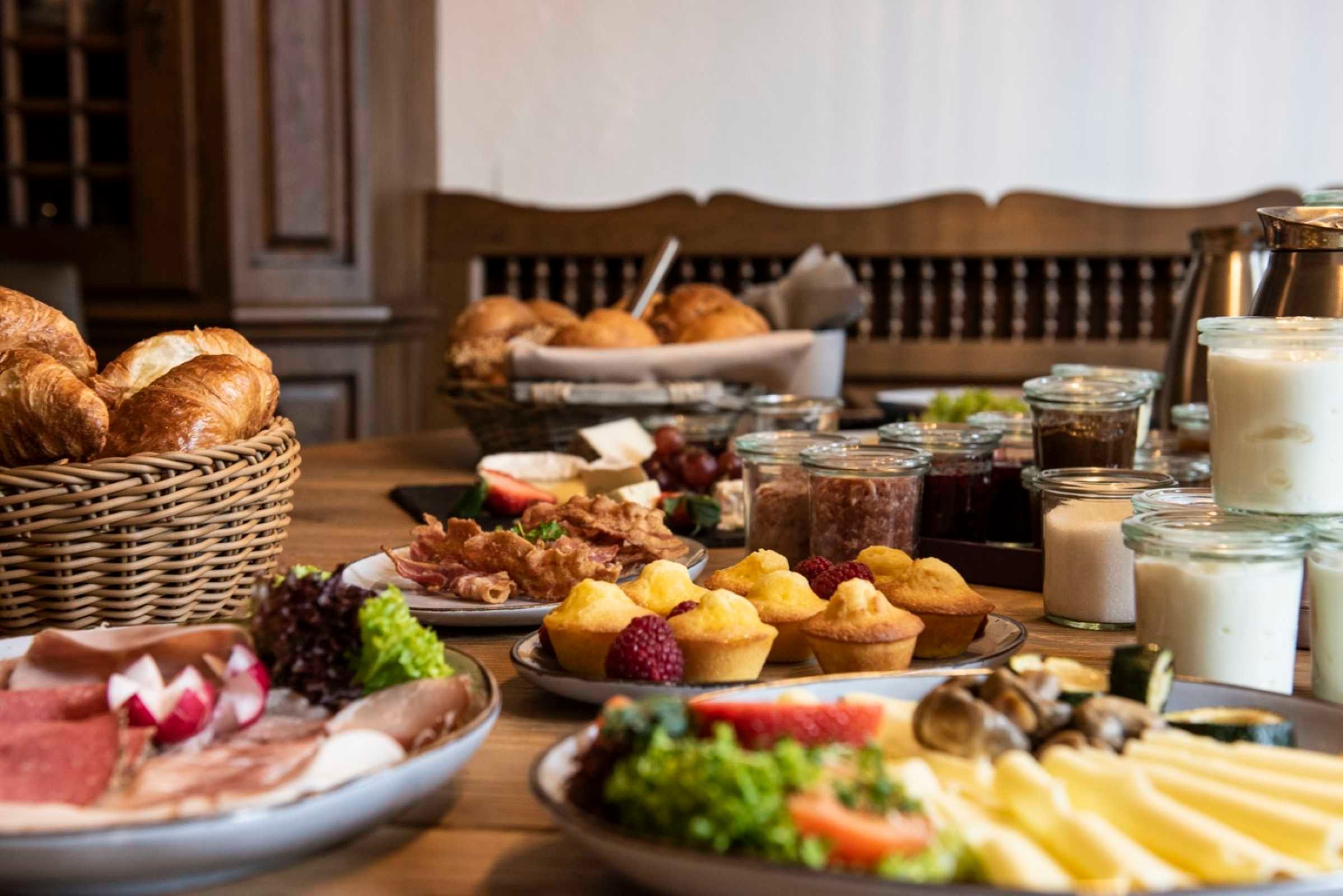 Un buffet de petit-déjeuner proposant une variété d’aliments et de boissons.