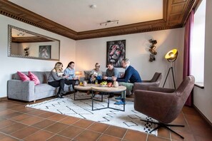 Televisión y chimenea 