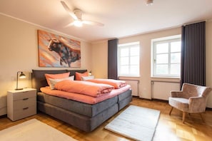 4 bedrooms, desk, travel cot, WiFi