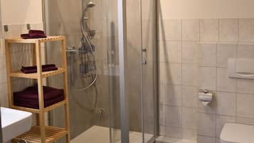 Ducha, secador de pelo y toallas