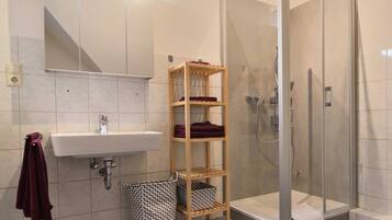 Asciugacapelli, asciugamani, sapone, carta igienica