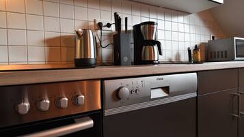 Micro-ondes, four, lave-vaisselle, chaise haute