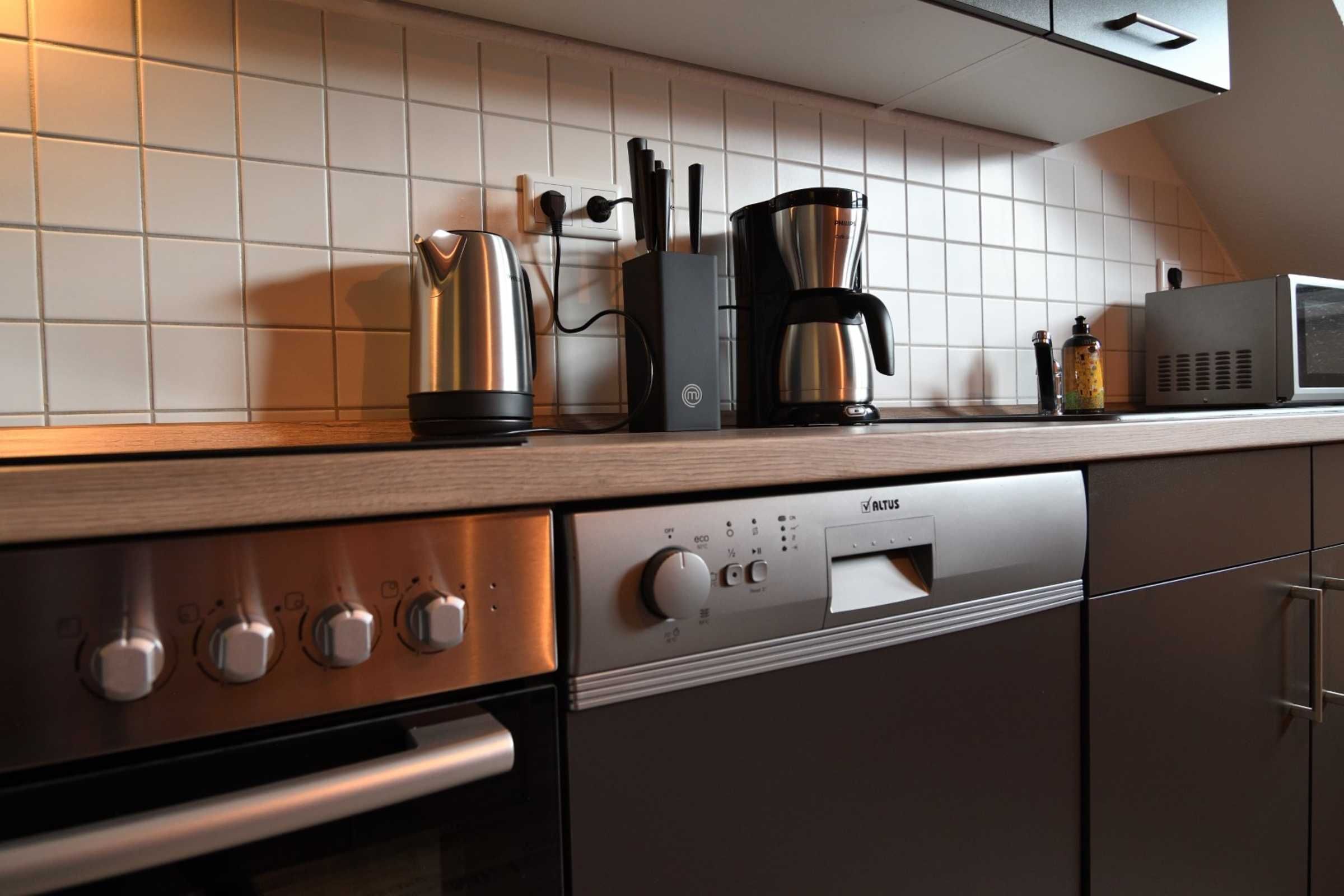 Micro-ondes, four, lave-vaisselle, chaise haute