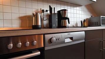 Micro-ondes, four, lave-vaisselle, chaise haute