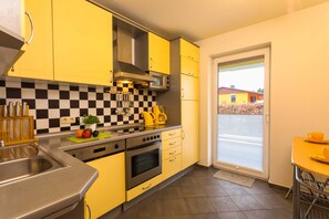 Een koelkast, een microgolfoven, een oven, een vaatwasser