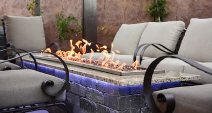 Family and Pet Friendly! Luxurious Backyard Amenities! Jacuzzi! Lots of Parking!