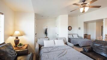 3 Schlafzimmer, Schreibtisch, BĂŒgeleisen/BĂŒgelbrett, kostenloses WLAN