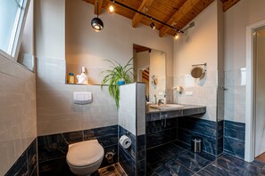 Regadera, toallas, jabón, papel de baño 
