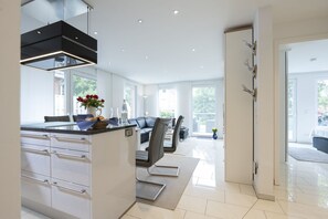 Unclassified image, 5 of 20, button