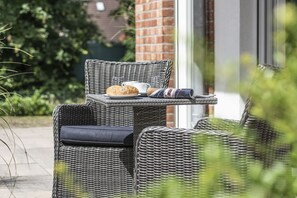 Unclassified image, 4 of 20, button