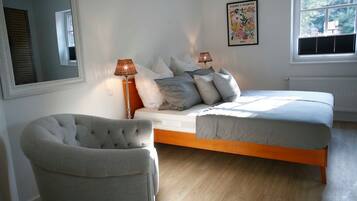 2 bedrooms, travel crib, WiFi, bed sheets