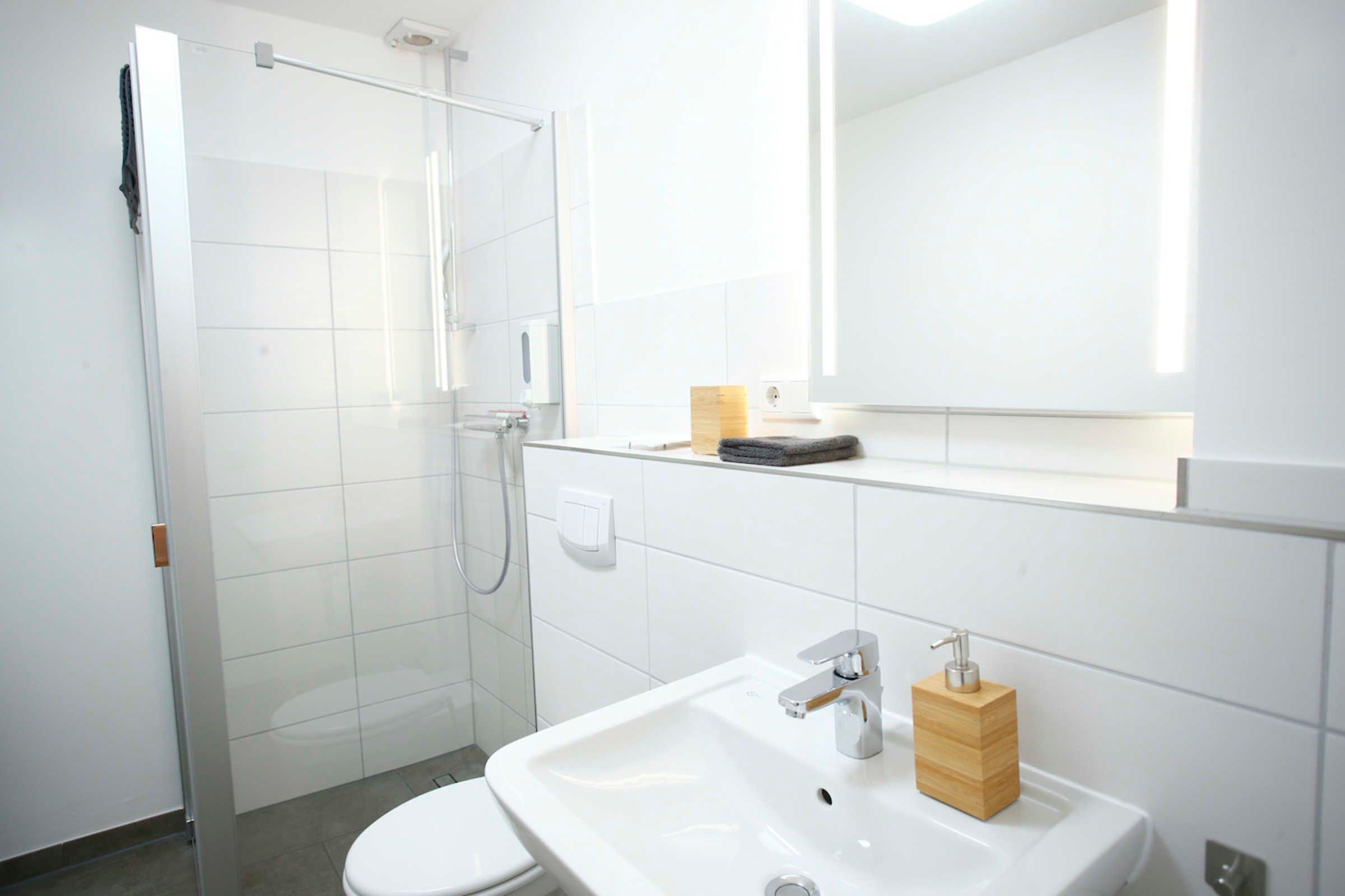 Dusche, Haartrockner, Handtücher, Toilettenpapier