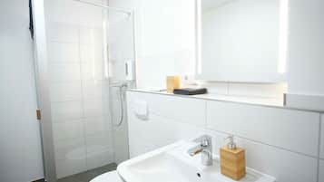 Dusche, Haartrockner, Handtücher, Toilettenpapier