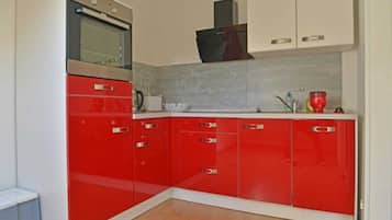 Kühlschrank, Ofen, Geschirrspüler, Hochstuhl