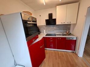 Refrigerador, horno, lavavajillas y periquera 