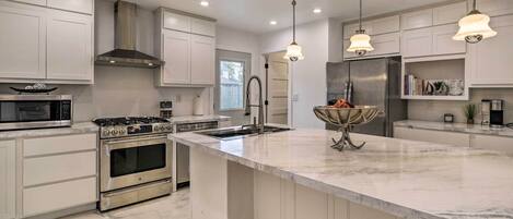 Fridge, microwave, stovetop, dishwasher