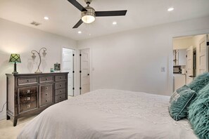 4 bedrooms, iron/ironing board, internet, bed sheets