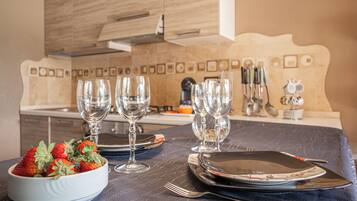 Frigorifero, forno, piano cottura, macchina per tè/caffè