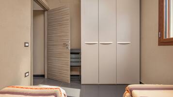 2 bedrooms, iron/ironing board, WiFi