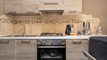 Frigorifero, forno, piano cottura, macchina per tè/caffè