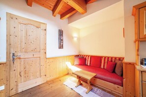 Una televisión, una mesa de tenis de mesa