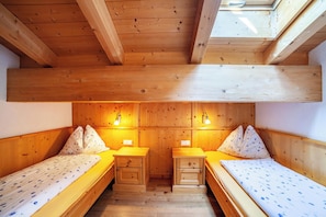 3 makuuhuonetta, silitysrauta/-lauta, ilmainen Wi-Fi, vuodevaatteet