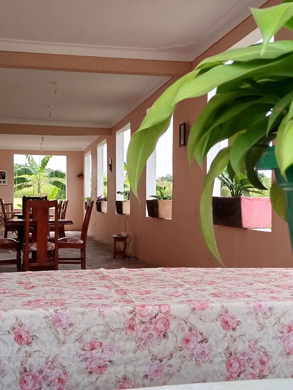 Dining - PROSS' RESIDENCE MOTEL (Masindi)